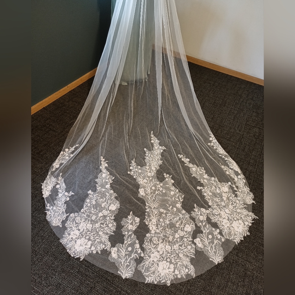 Elegant White Floral Lace Bridal Veil